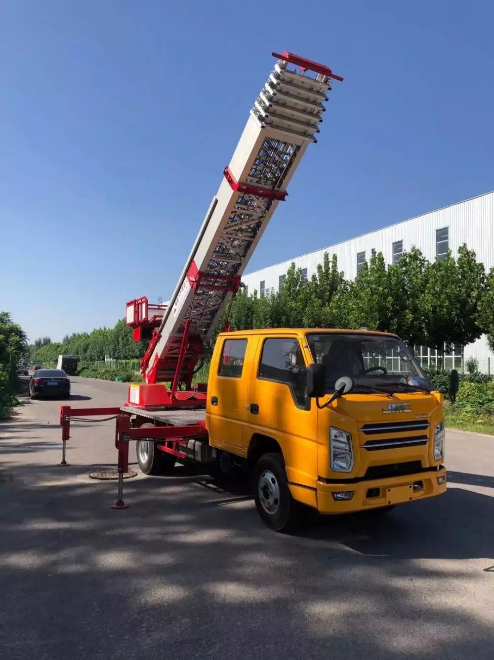 增城附近的云梯车出租服务：轻松解决高空作业需求